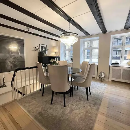 Connected Luxury In Historical Townhouse 코펜하겐