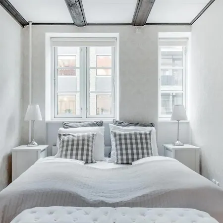 Connected Luxury In Historical Townhouse *
