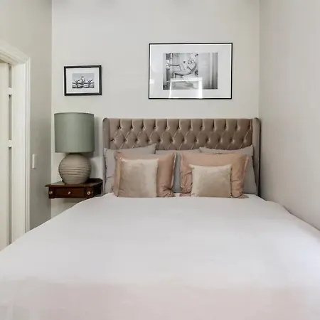 Connected Luxury In Historical Townhouse 아파트