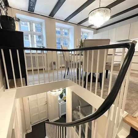 Connected Luxury In Historical Townhouse 아파트