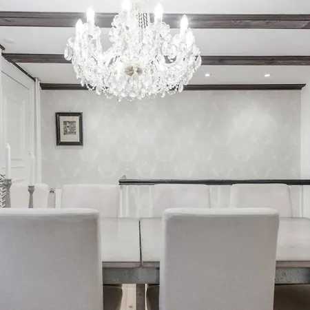Connected Luxury In Historical Townhouse Lägenhet
