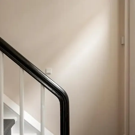 Connected Luxury In Historical Townhouse Lägenhet *