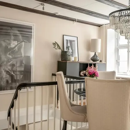 Connected Luxury In Historical Townhouse Lägenhet