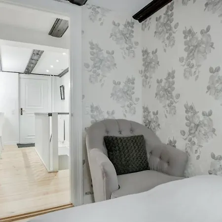 Connected Luxury In Historical Townhouse