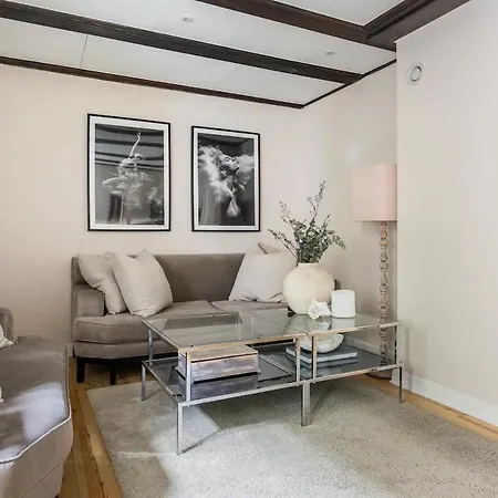 Connected Luxury In Historical Townhouse Apartment *