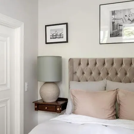 Connected Luxury In Historical Townhouse Apartment *