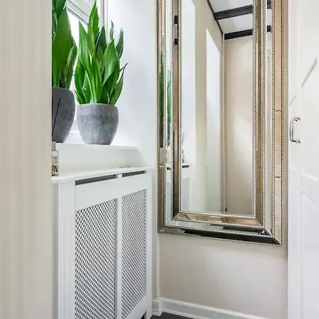 Connected Luxury In Historical Townhouse *